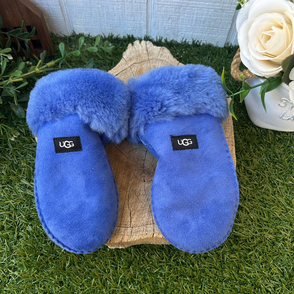 UGG
Kids Sheepskin Mitten
$110 blue size 2-4 YRS/ANS